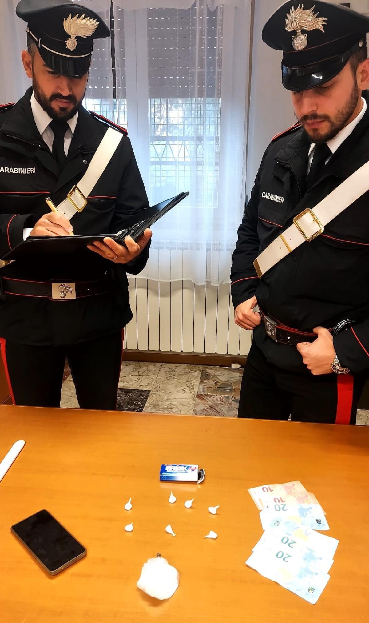 Sorpreso a spacciare si dà alla fuga. I Carabinieri lo inseguono, lui sbanda con l’auto e poi lo arrestano