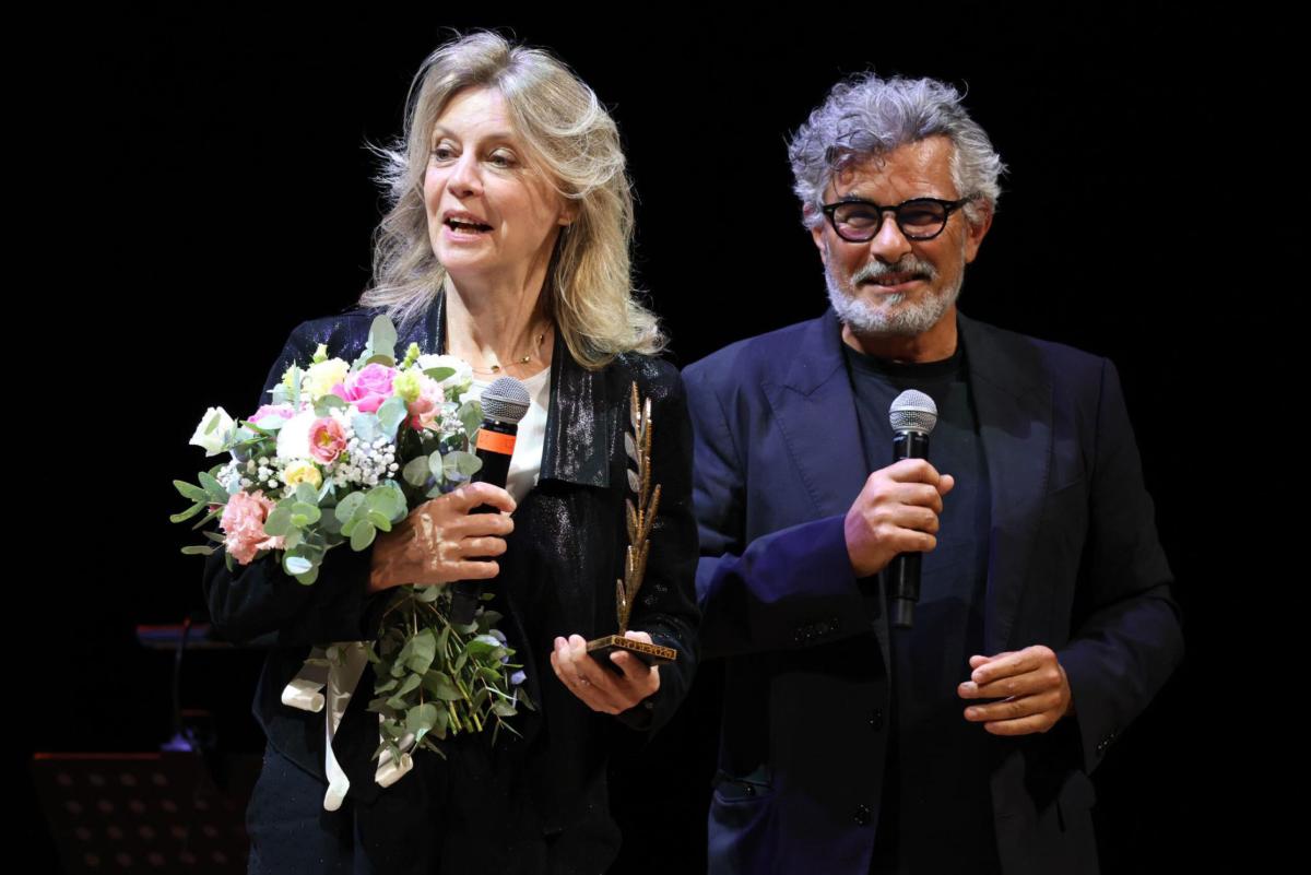 Emozione per Margherita Buy a Todi che riceve il Premio Gigi Proietti all’Umbria Cinema Festival