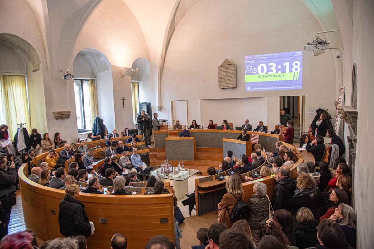 Consiglio comunale aperto a Perugia: 20 interventi nella Giornata Internazionale per l’eliminazione della violenza contro le donne