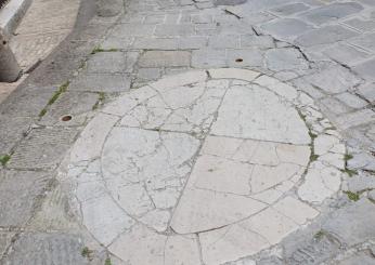 Il “pietrone” di Gubbio, antica pietra augurale, giunta fino a noi da un’epoca remota, rischia di venire distrutta dalle auto