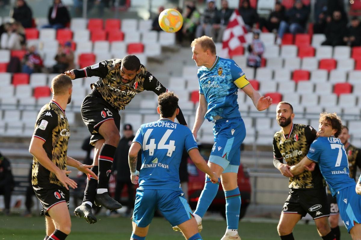 Live / Bari-Ternana 1-1, termina il match, le Fere dominano nel primo tempo e soffrono nel secondo, Nasti porta in vantaggio i suoi, Pereiro pareggia i conti