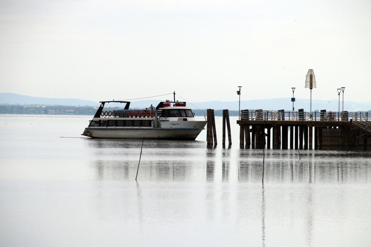 Motobarca Airone semiaffondata sul Trasimeno: fuoriuscita di gasolio