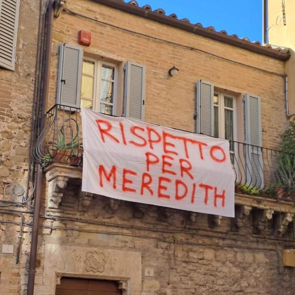 Rispetto per Meredith: il drappo a Perugia contro la serie tv