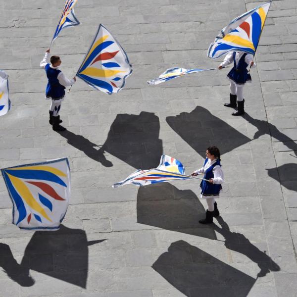 Gli Sbandieratori di Gubbio ricevuti dalla Presidente Tesei. Eccellenza dell’Umbria