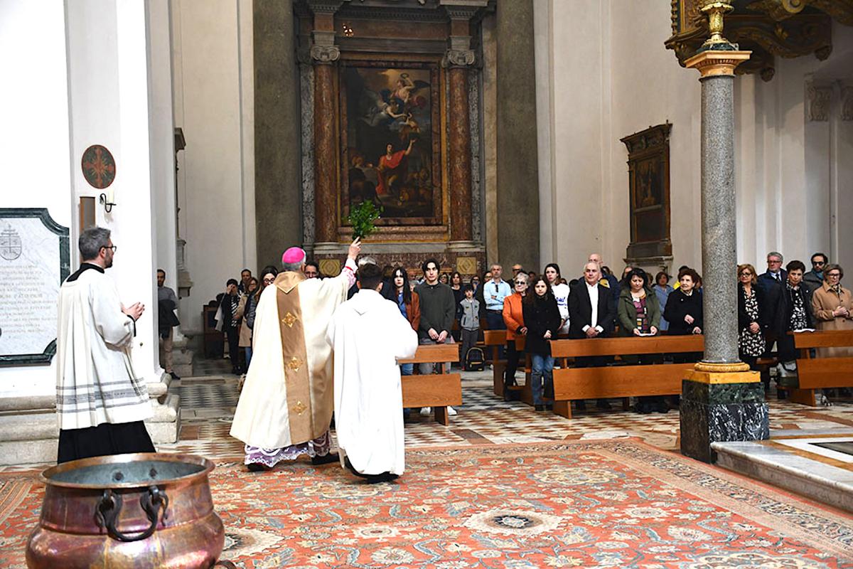 Arcivescovo Renato Boccardo celebra l’Omelia pasquale