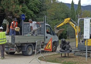 La prima statua dell’amore trova posto al parco Ciaurro di Terni. Ma il sindaco Bandecchi boccia l’installazione