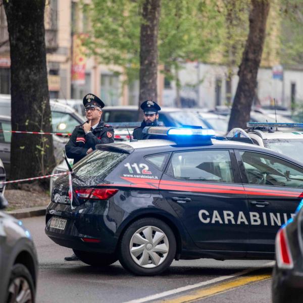 Buca le ruote delle auto, denunciato uomo di 70 anni