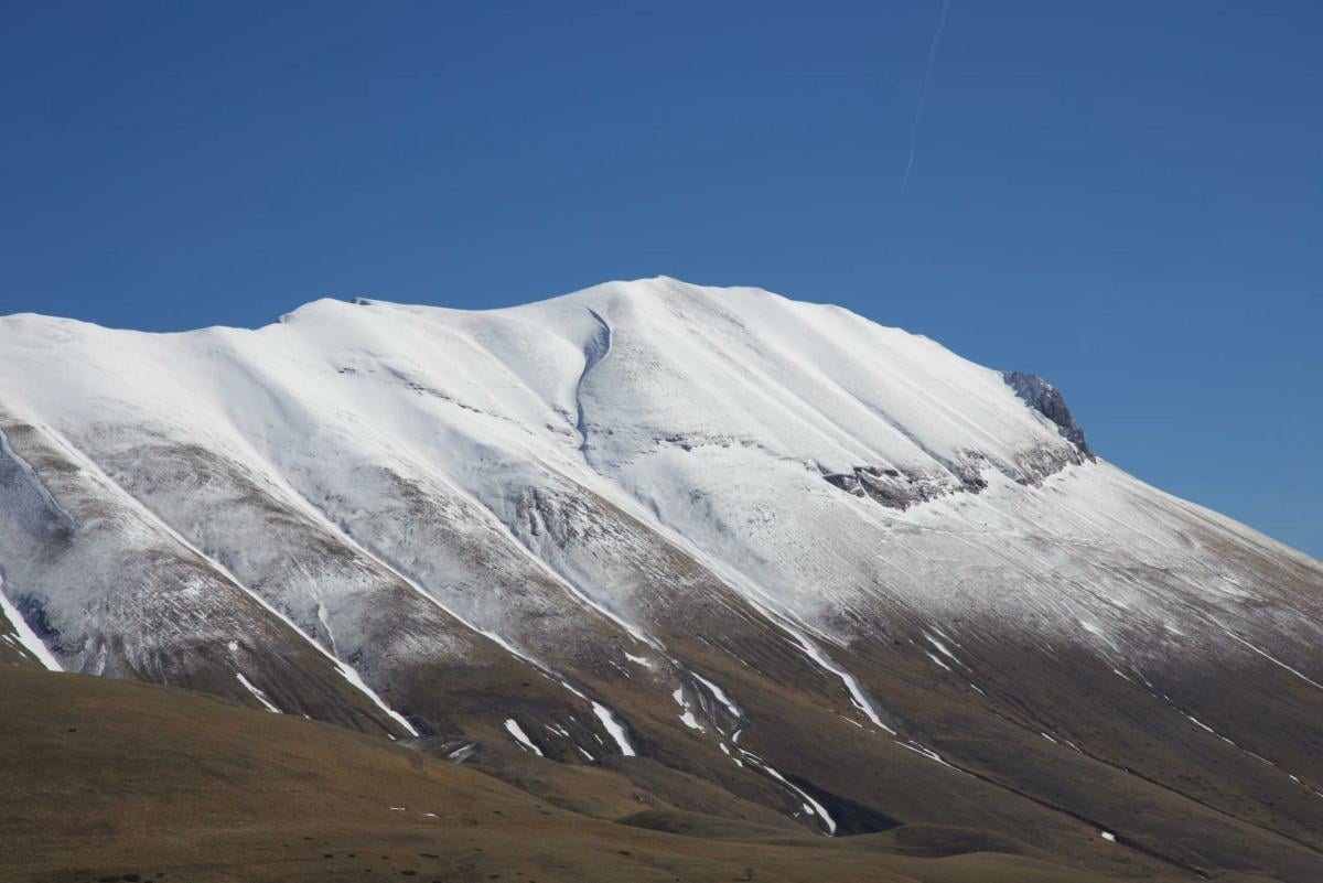 Neve d’aprile: cime imbiancate sull’Appennino umbro-marchigiano