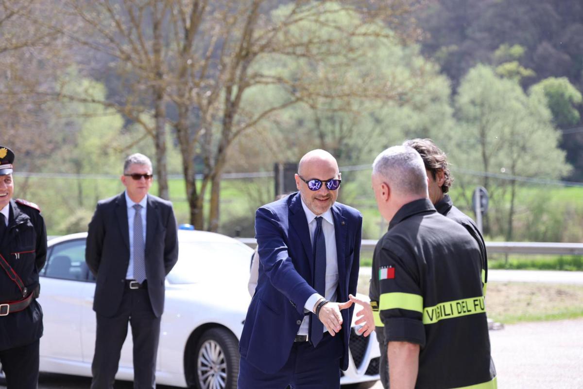 Emanuele Prisco visita il Comando dei vigili del fuoco di Perugia: “Quasi 1300 capi squadra in più in arrivo”