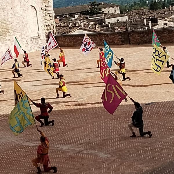 Inaugurata nel pomeriggio la nuova pavimentazione di Piazza Grande a Gubbio. Permangono i dubbi sulla tenuta delle mattonelle