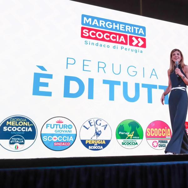 Elezioni a Perugia, Margherita Scoccia: “Sarò il sindaco di tutti”. Bagno di folla al Capitini per la presentazione delle liste di centrodestra e civici