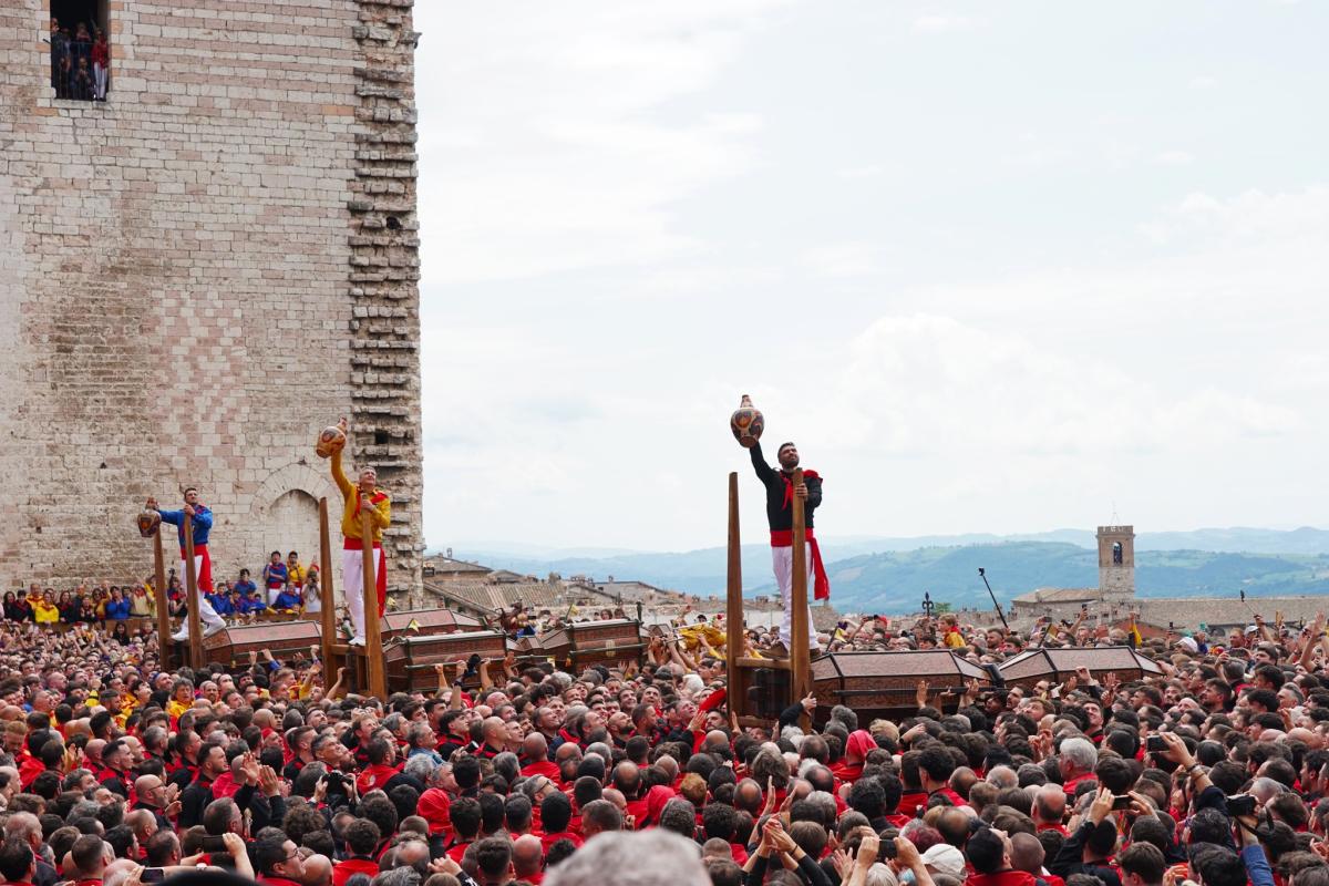 Gubbio, tutti pazzi per la Festa dei Ceri. In centinaia in piazza Grande per l’Alzata, qualche infortunio