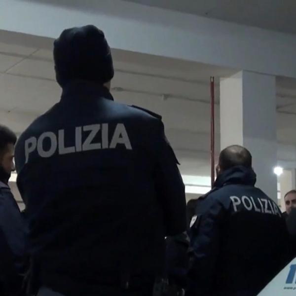 Terni, dormiva in stazione con la figlioletta di due anni: signora soccorsa dalla Polizia Ferroviaria