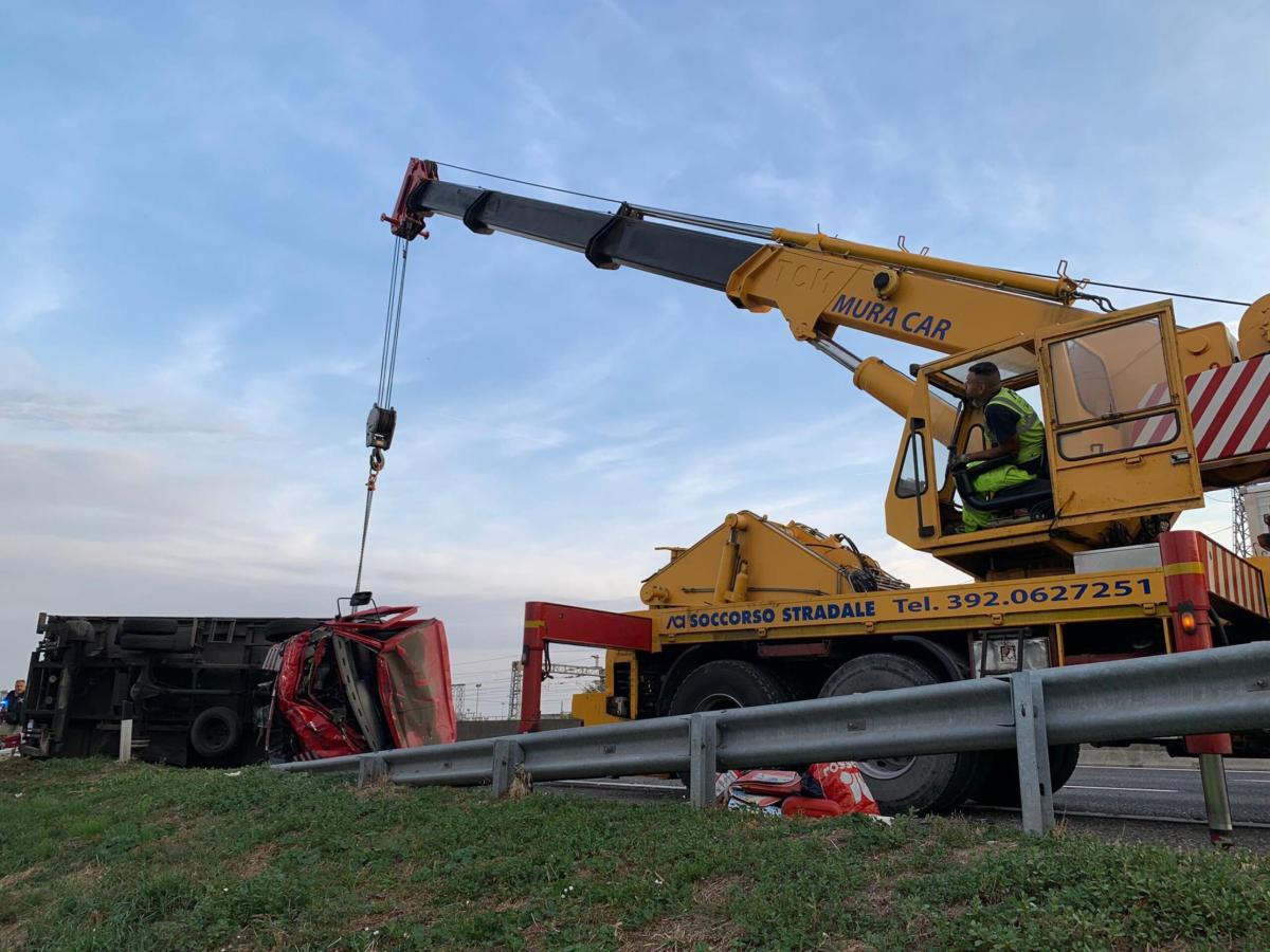 TIR di un’azienda agricola campana si rovescia sulla E45 in direzione Terni nei pressi di Lidarno. Illeso il conducente