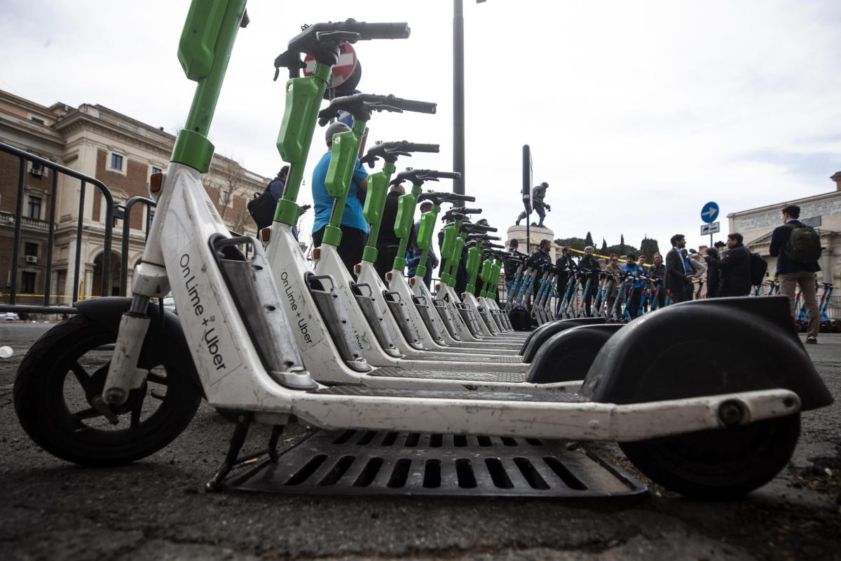 Foligno blocca bici e monopattini: nuove regole per l’area pedonale