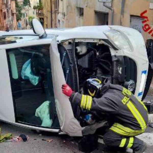 Perugia, auto sfonda il parapetto e precipita in via Enrico Dal Pozzo