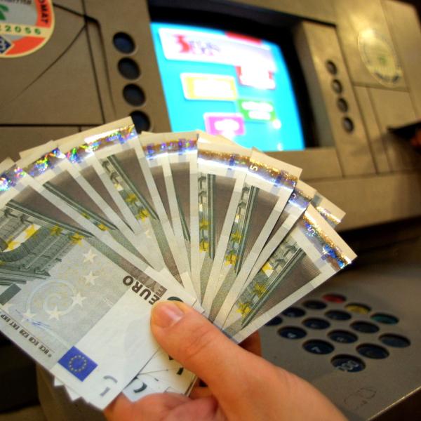 Scoperta truffa dei frontalini falsi sui bancomat: arrestato 27enne