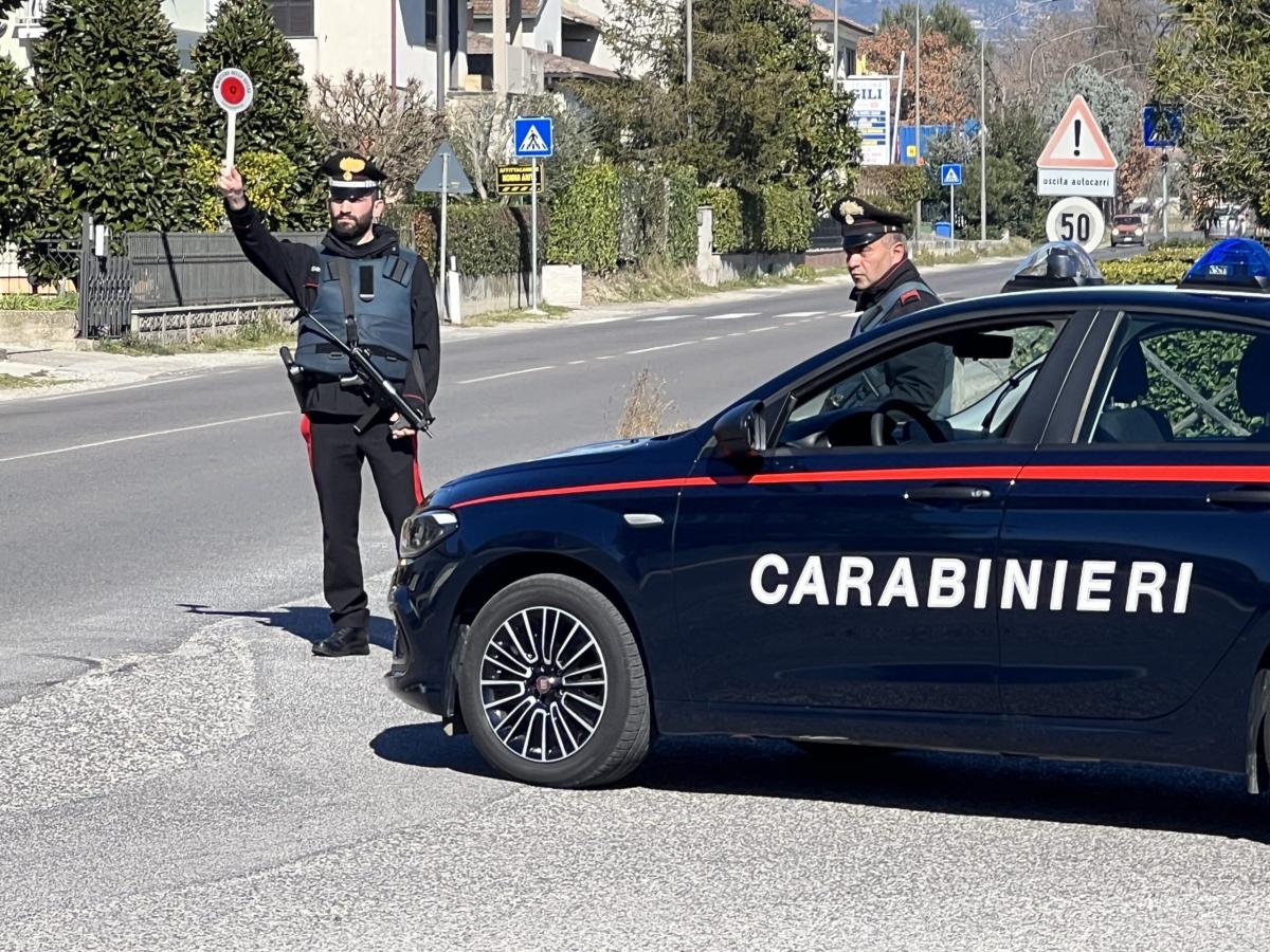 Scatena il panico nella stazione dei Carabinieri di Terni, 19enne arrestato