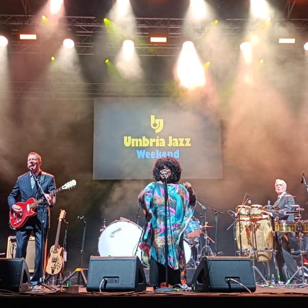 Umbria Jazz Weekend, Terni suona jazz anche tra pioggia e vento. Stasera c’è Bombino al main stage