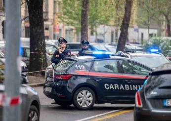 Buca le ruote delle auto, denunciato uomo di 70 anni