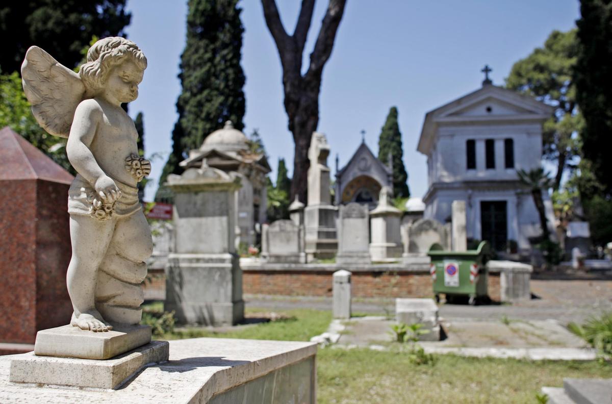 Umbria, riti satanici in un cimitero: denunciate tre persone