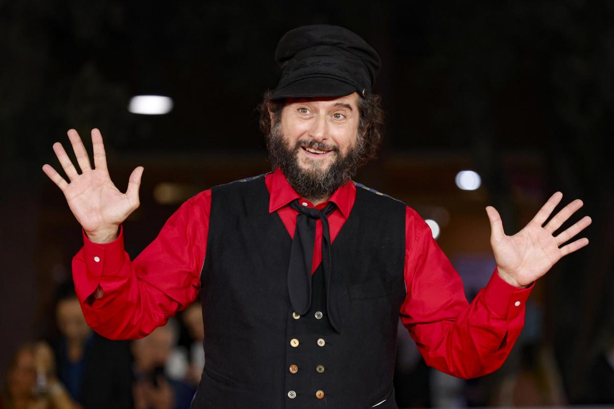 Vinicio Capossela in concerto a Perugia con il nuovo tour “Conciati per le feste”