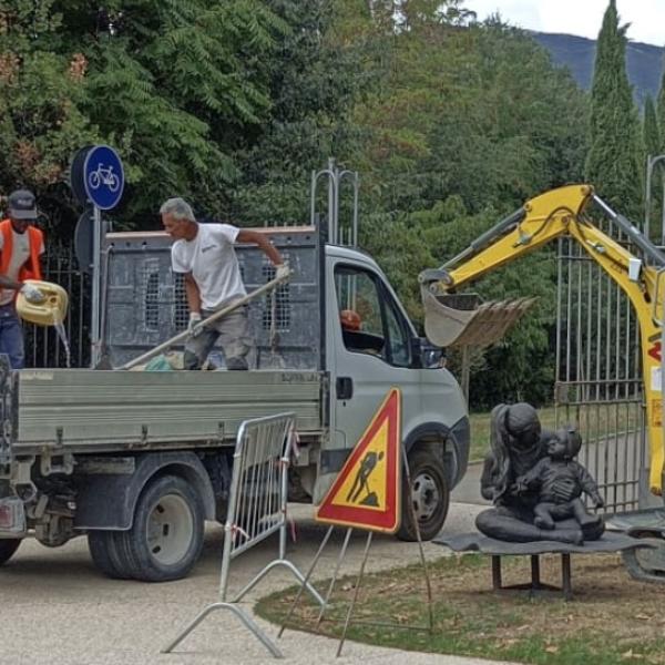 La prima statua dell’amore trova posto al parco Ciaurro di Terni. Ma il sindaco Bandecchi boccia l’installazione