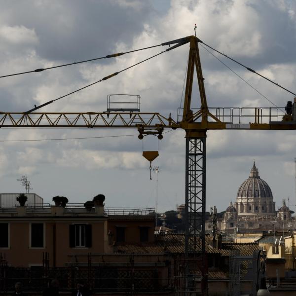 62enne di Città della Pieve si arrampica su una gru per protesta. Deve scontare una pena a cinque anni di carcere