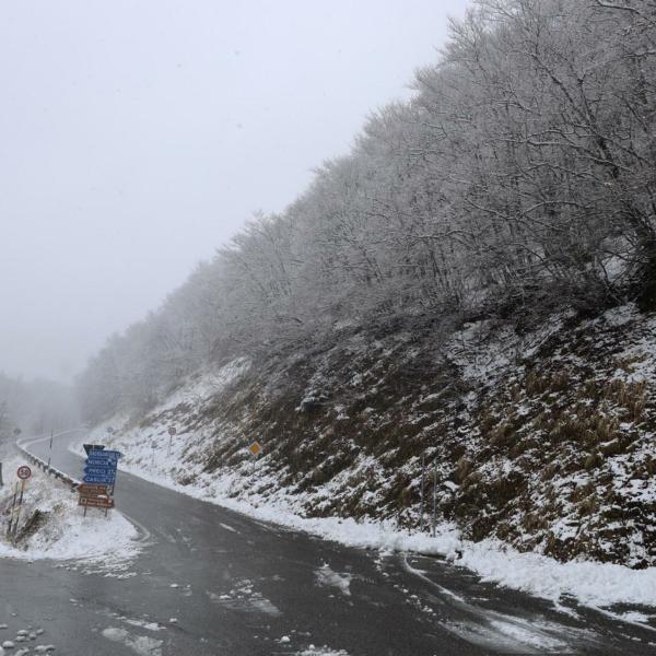 Umbria, non si fermano le nevicate di aprile: Polino è tutta bianca