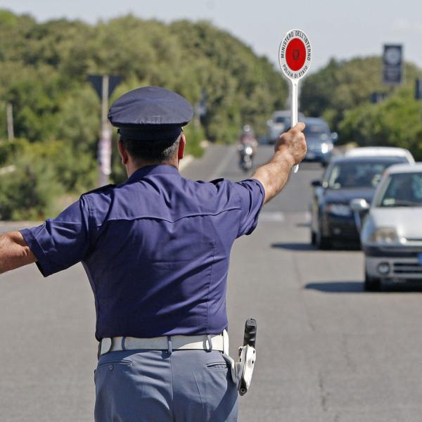 Perugia, non si ferma a un posto di blocco e prende una multa salatissima da 6500 euro