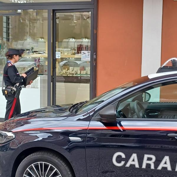 Colf ruba gioielli per 10.000 euro e viene denunciata: colpo di scena a Terni