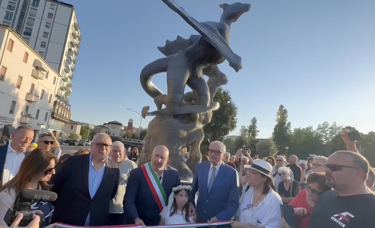 Il Thyrus svetta su Terni, il simbolo della città prende vita. Inaugurata la statua del drago più alta d’Italia