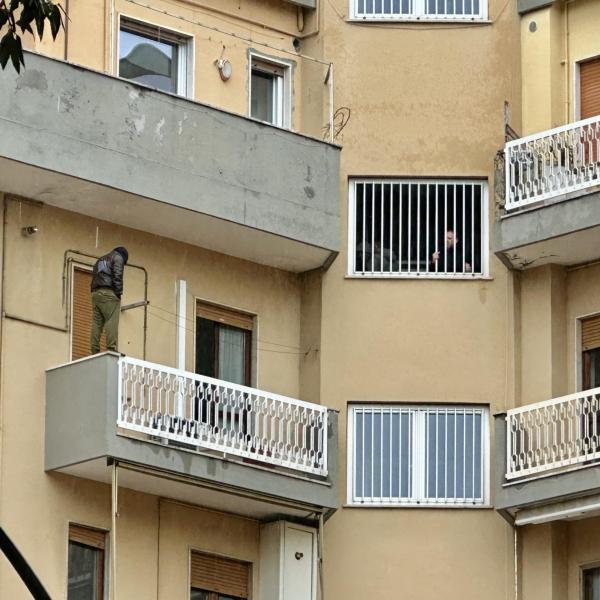 Terni, entra in casa dell’ex e minaccia il suicidio: arrestato