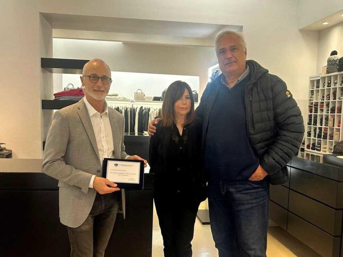 Terni, Confcommercio premia Lupattelli per i 70 di attività: “Negozio che interpreta il sentire di una città”