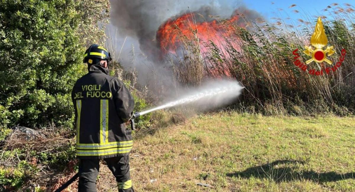 Incendio a Gubbio presso il Cimitero centrale domato dai Vigili del Fuoco