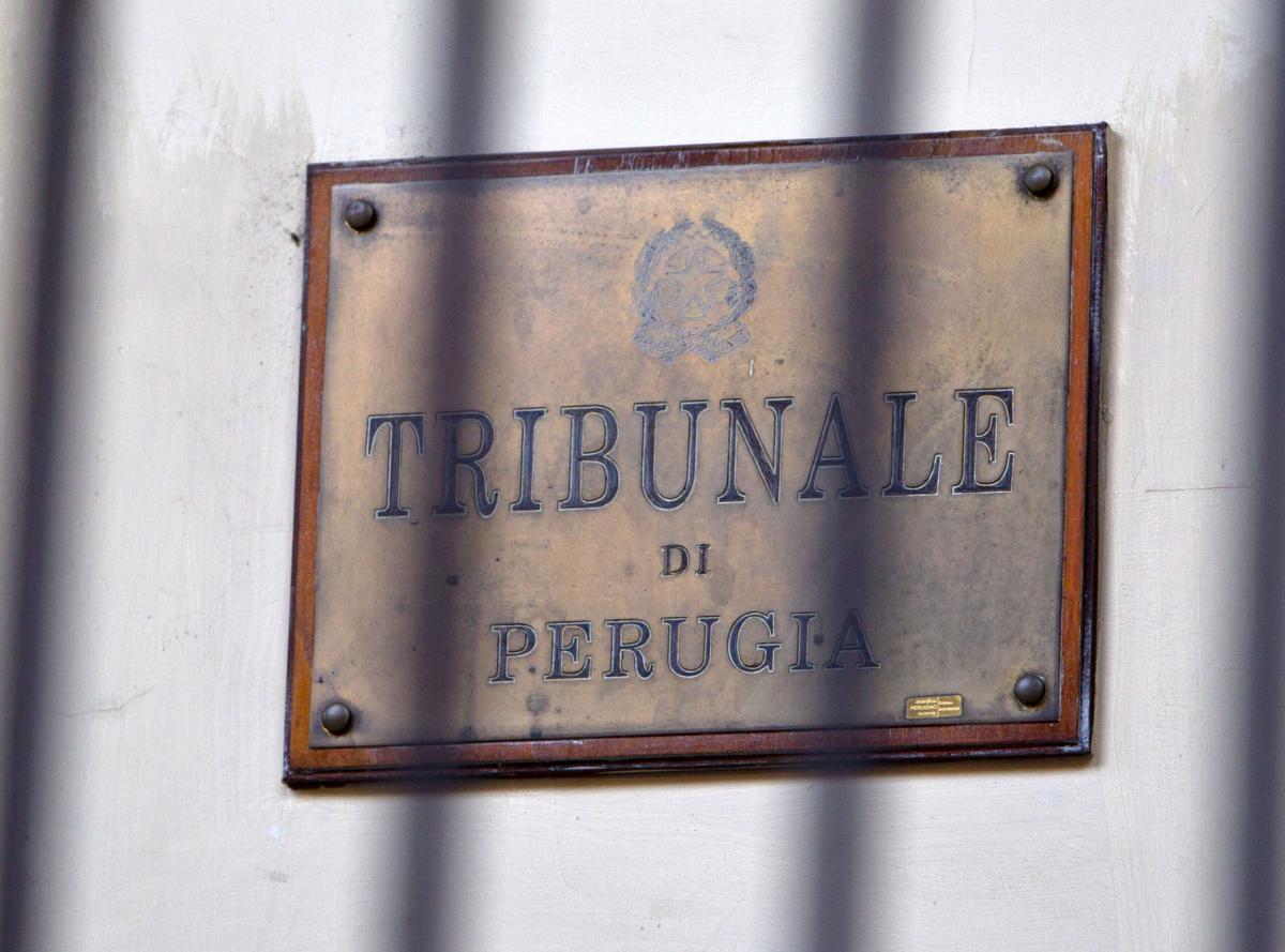 Perugia, 64enne in tribunale con coltello a serramanico: denunciato