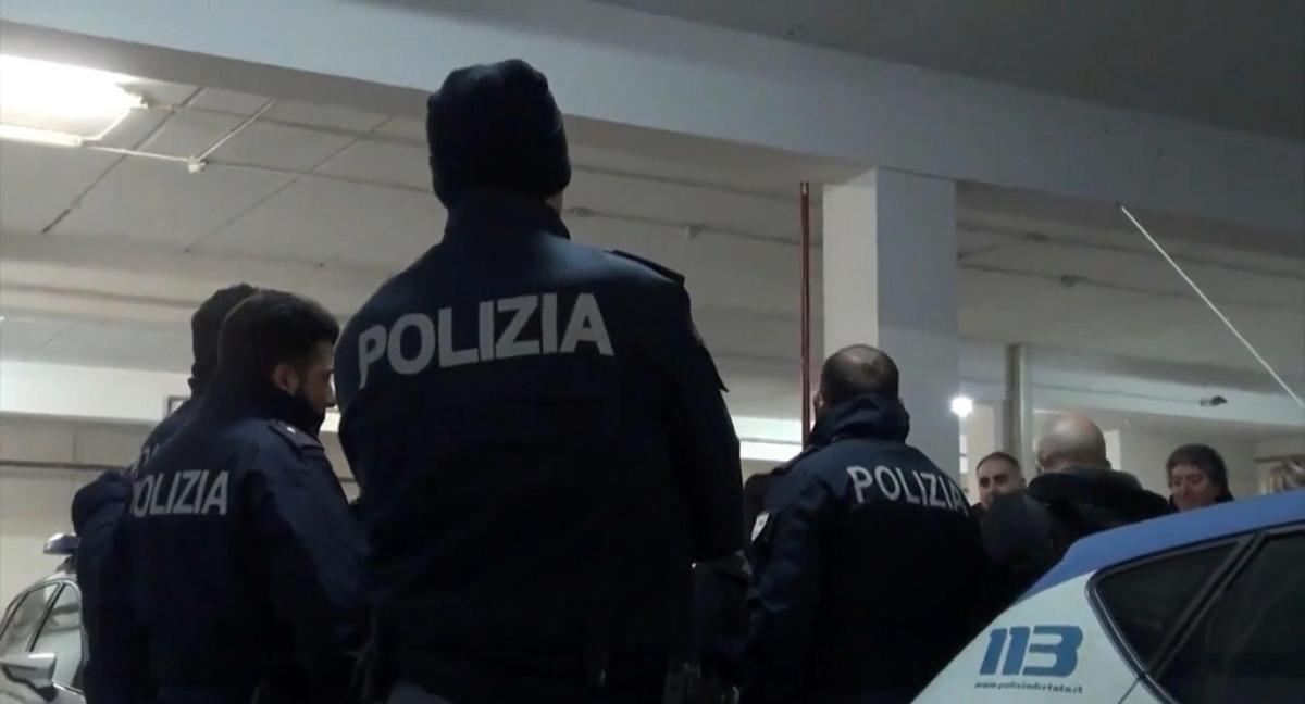 Terni, dormiva in stazione con la figlioletta di due anni: signora soccorsa dalla Polizia Ferroviaria