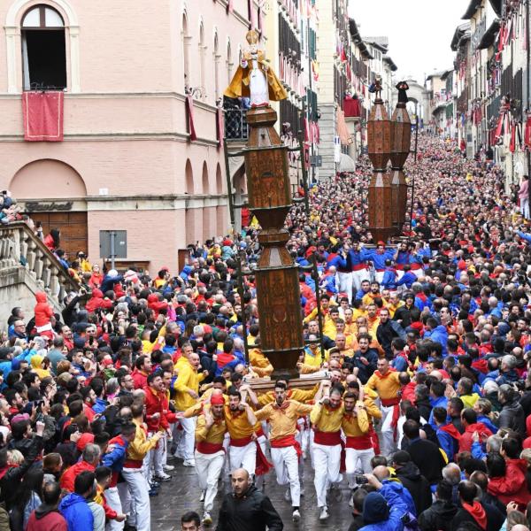 Sale l’entusiasmo a Gubbio nell’attesa della Festa dei Ceri. I nuovi vessilli dei santantoniari