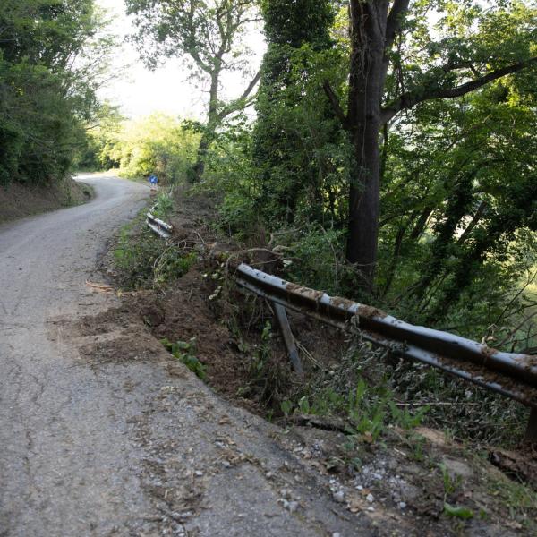 Strada di San Martino in Colle in condizioni pietose. Zappacenere ridotta a discarica di materiale edile