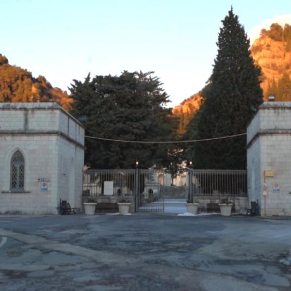 La carenza di manutenzione dei cimiteri di Gubbio e Branca: un problema urgente