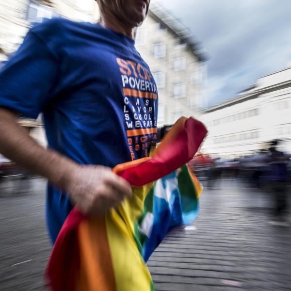 Giornata internazionale contro l’omofobia, a Perugia gli scontrini contro le discriminazioni: la nuova idea di Omphalos e Coop Centro Italia