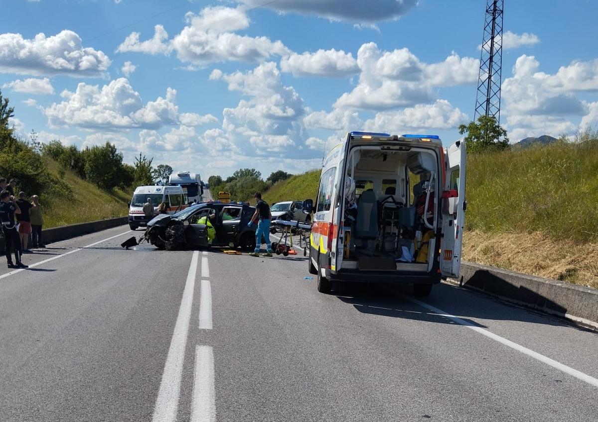 Ancora un incidente sulla Pian d’Assino a Gubbio. Stavolta sono cinque i feriti di cui tre gravi. Necessarie misure urgenti