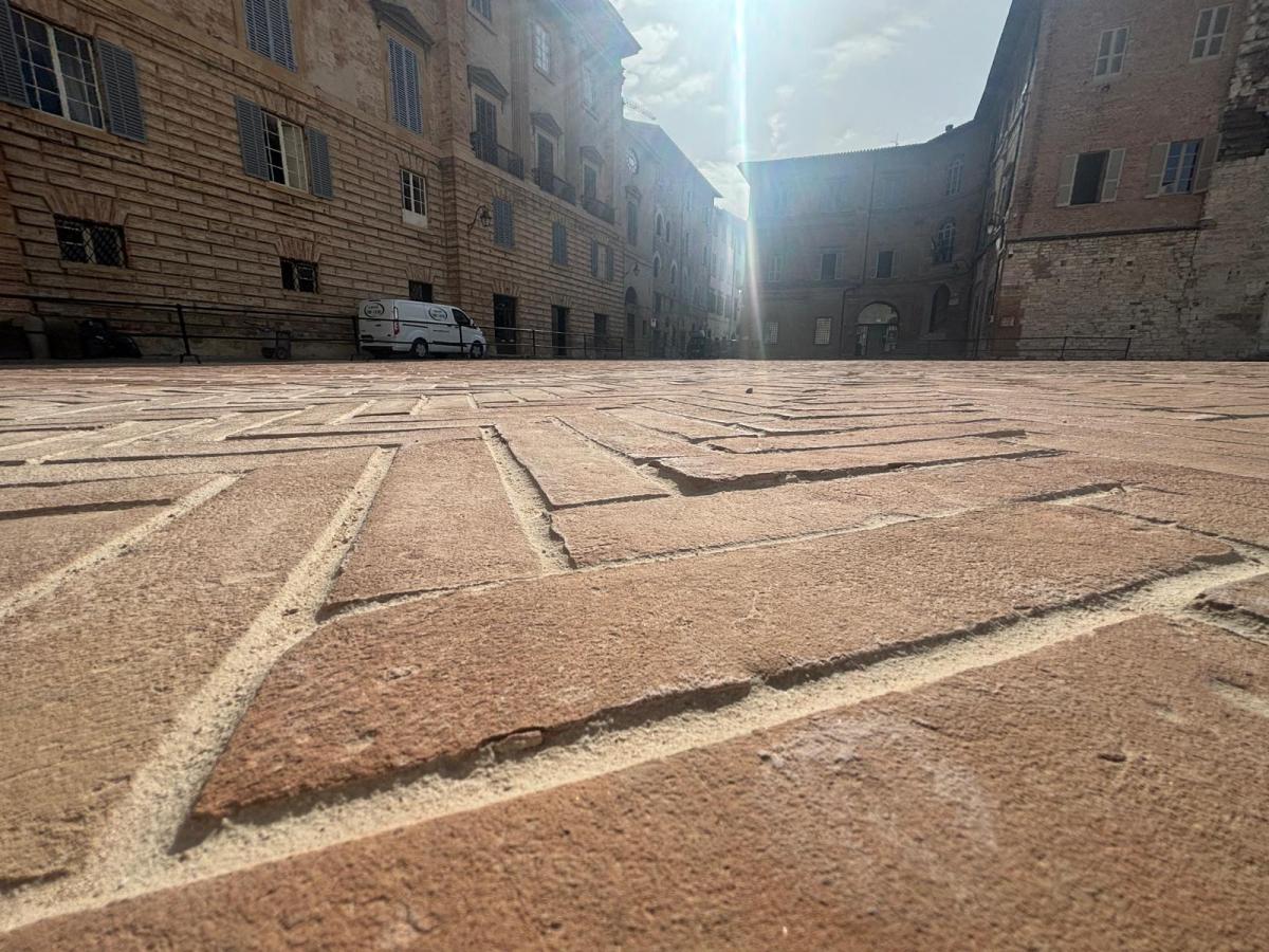 Gubbio trasformata in una “Cantieropoli” pre-elettorale. Problemi a Piazza Grande dopo il restauro. Il cimitero di Mocaiana impraticabile