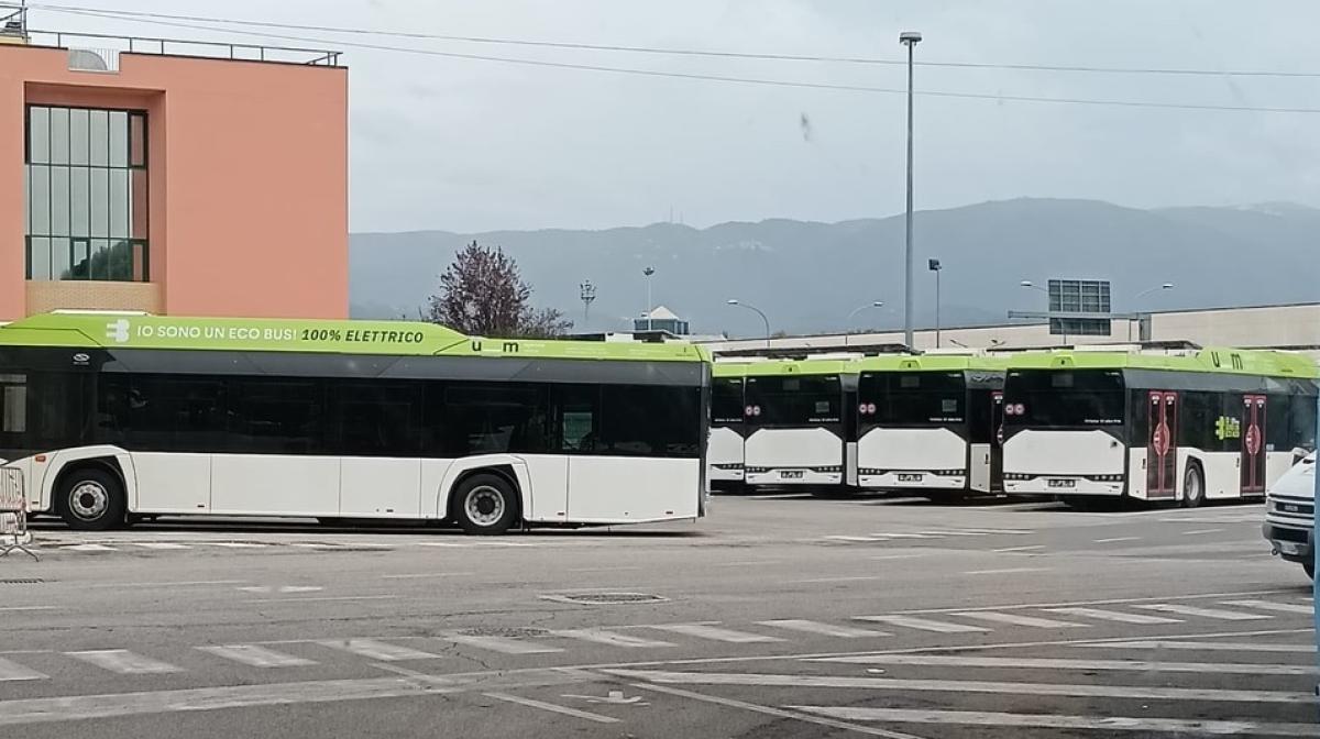 Autobus elettrici fermi nel parcheggio, è polemica CGIL-Melasecche