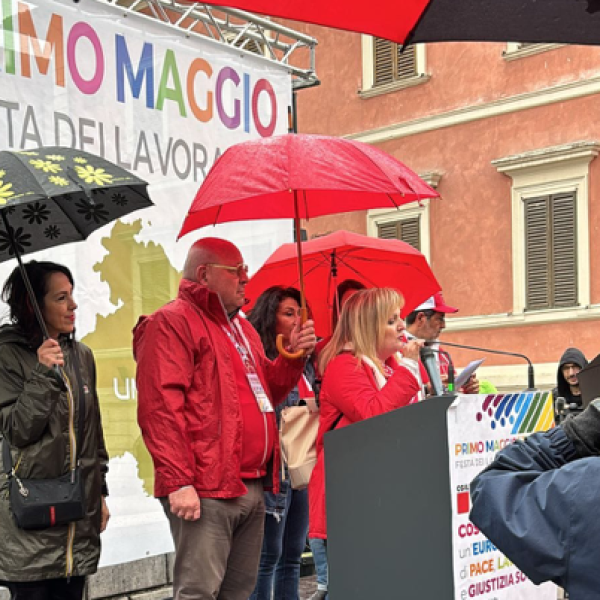 La pioggia non ferma il Primo Maggio dei sindacati a Foligno su lavoro e giustizia sociale