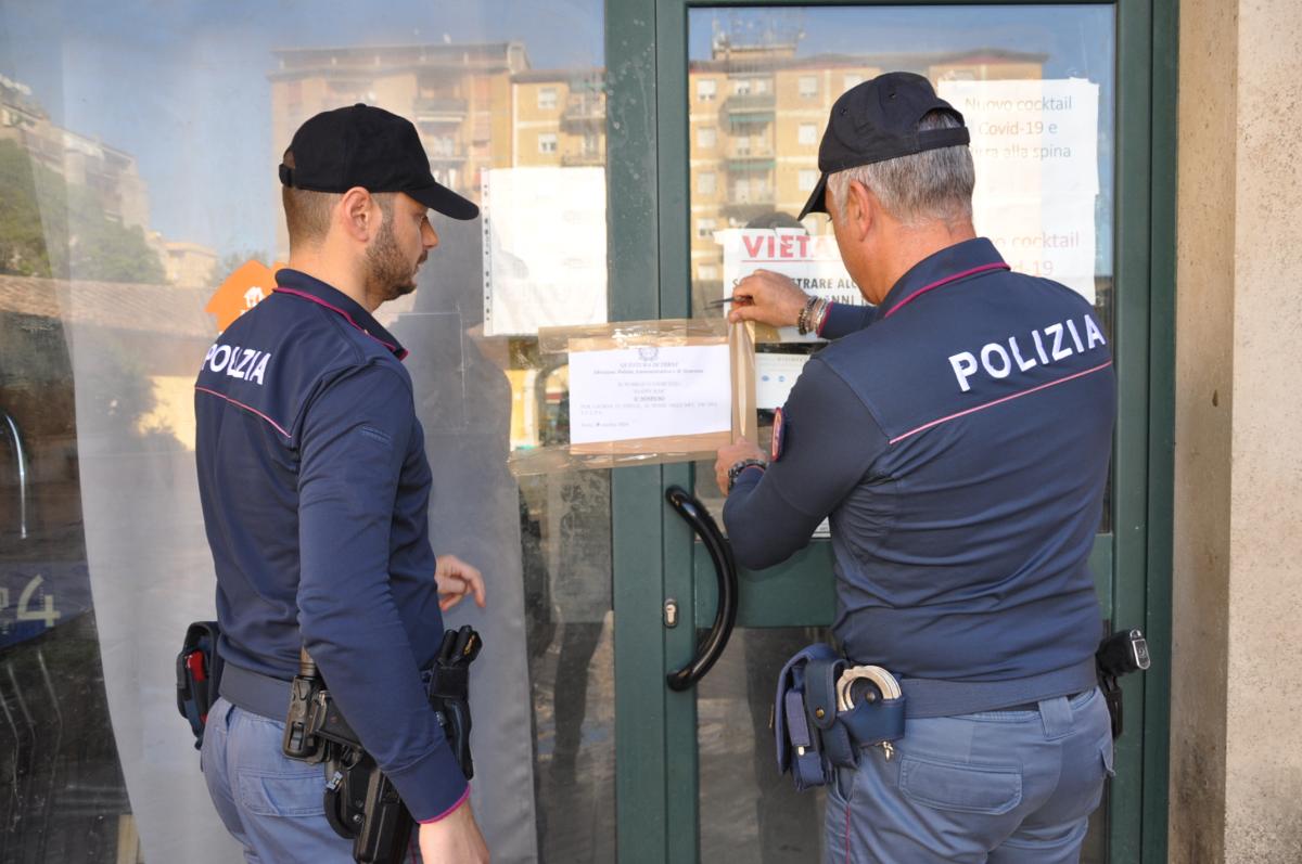 Terni, la Polizia chiude un bar nel cuore della movida: licenza sospesa per 10 giorni