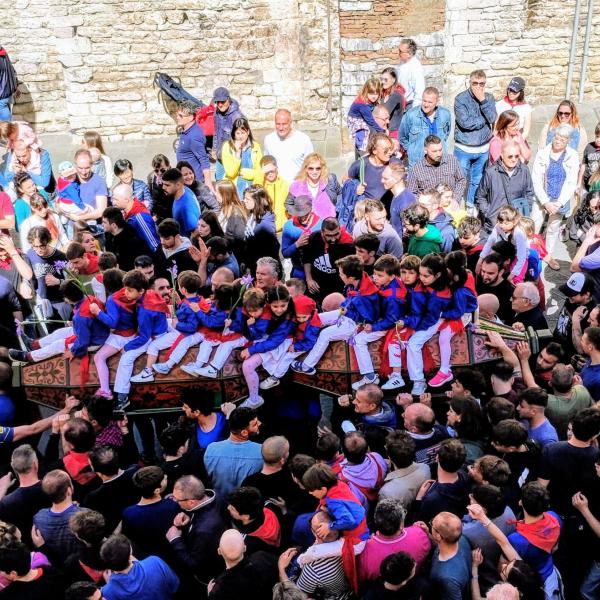 Prima domenica di Maggio: i Ceri scendono dal Monte Ingino per raggiungere la sala dell’Arengo nel Palazzo dei Consoli