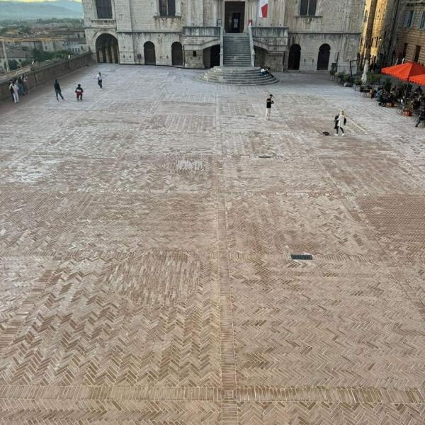 Infiorescenze di salnitro sulla pavimentazione di Piazza Grande a Gubbio. Dubbi e polemiche sul materiale usato