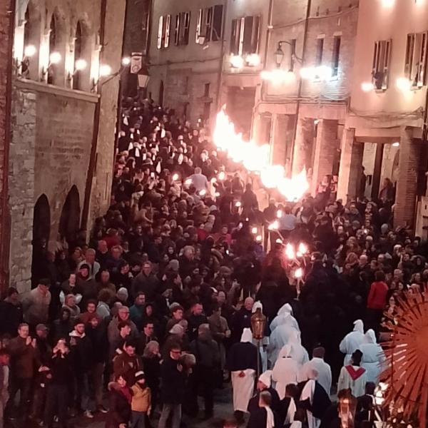 Gli antichi riti della Settimana Santa a Gubbio culmineranno con la Processione del Cristo Morto