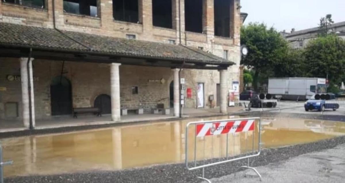 Laghi artificiali si formano a Gubbio ogni giorno, grazie alle piogge e ai cantieri. Dopo il “mare dell’Umbria” il “lago di Gubbio”?